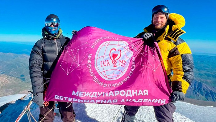 Флаг МВА поднят на вершине Эльбруса